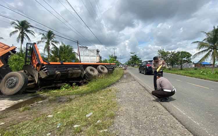 Tabrakan Dump Truk dan Truk Fuso di Basarang, 1 Orang Meninggal