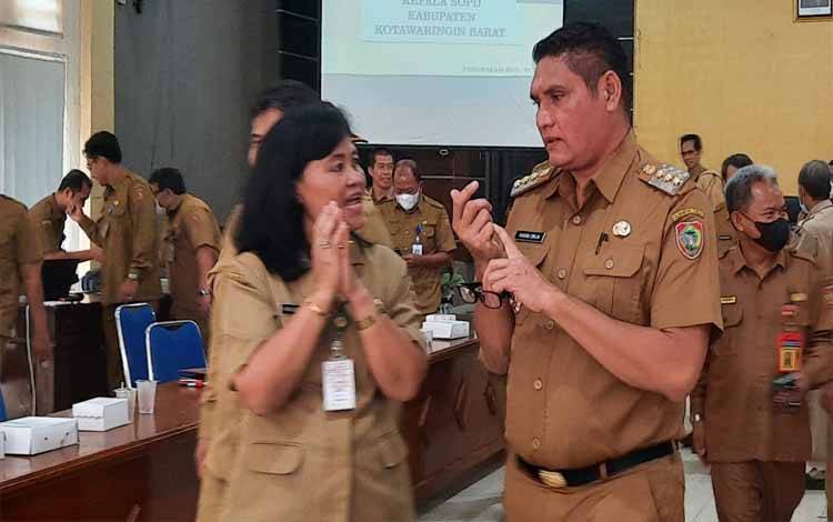 PJ Bupati Kobar Dukung Upaya Gubernur Dorong Perusahaan Penuhi Kewajiban 20 Persen Plasma Masyarakat