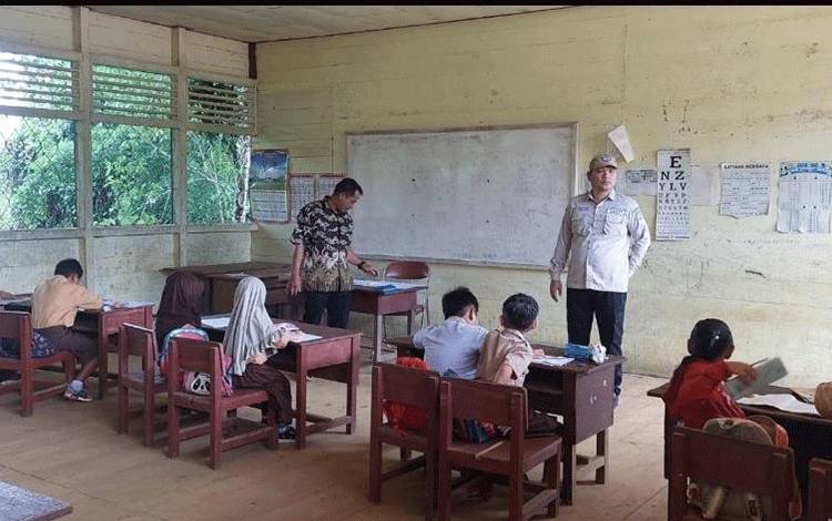 Camat Seribu Riam Ingatkan Guru Disiplin Mengajar