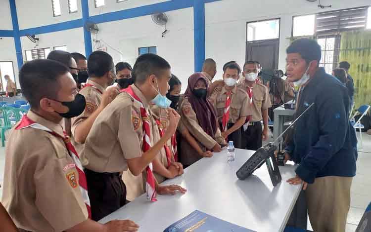 Pengendali Frekuensi Muda: Siswa Generasi yang Dekat dengan Teknologi Informasi