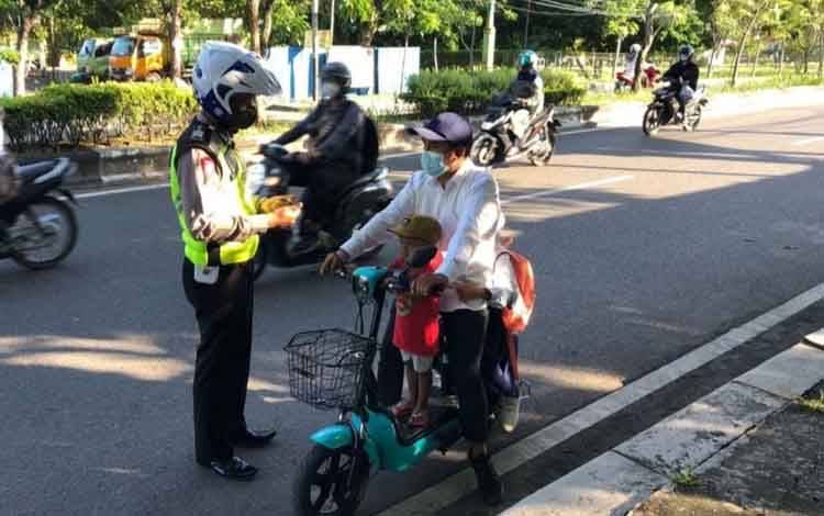 Pengguna Sepeda Listrik Mulai Marak, Satlantas Polres Kapuas Berikan Imbauan