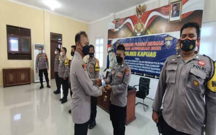 Bhabinkamtibmas di Polres Kapuas Terima Kartu Barcode Dumas Presisi