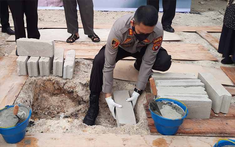 Kapolres Kobar Lakukan Peletakan Batu Pertama Pembangunan Musala