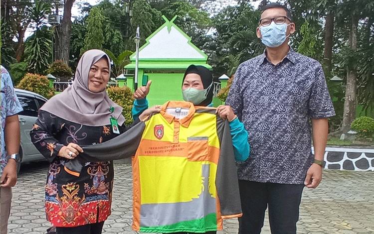 PT. SSMS, Tbk Serahkan Bantuan Seragam Bagi Petugas Kebersihan Kabupaten Kobar