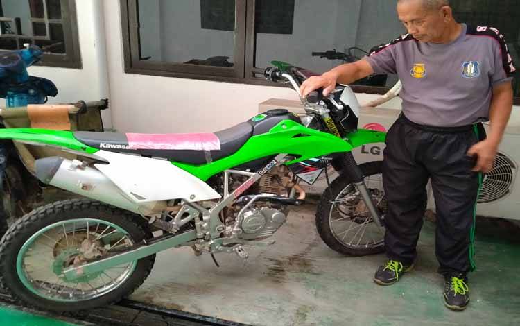 Jalan Kaki, Melihat Ada Motor di Teras Barak Langsung Ajak Rekannya Mencuri
