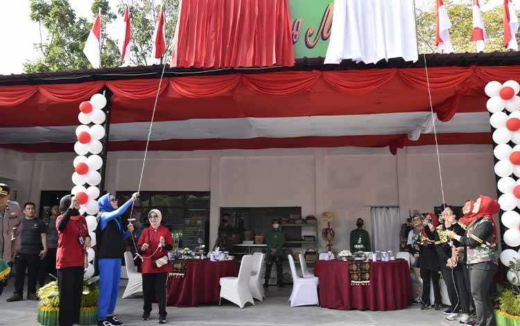 Ketua Dekranasda Provinsi Kalteng Luncurkan Talawang Mart Warung Berkah
