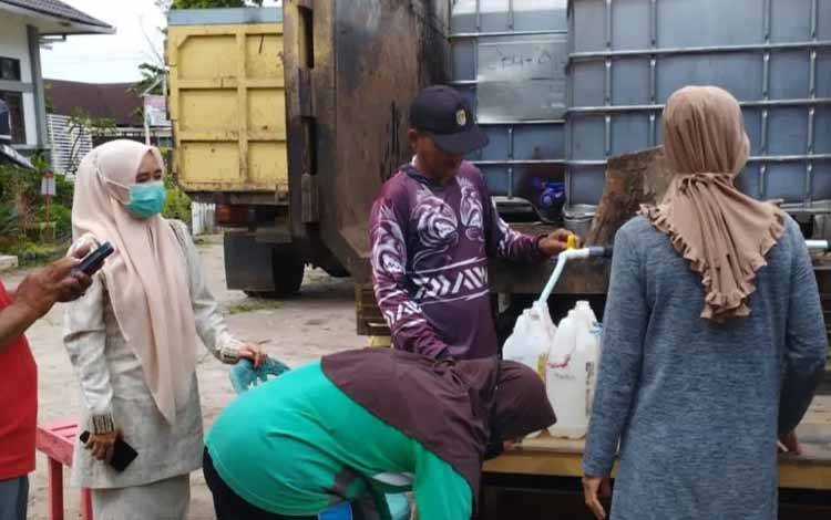 Kelurahan Kalampangan Salurkan 5.700 Liter Minyak Goreng Murah