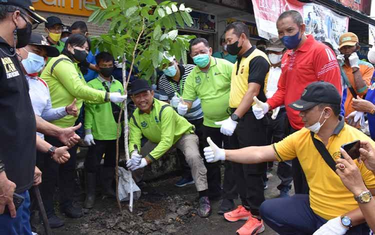 Dinas Lingkungan Hidup Kapuas Lakukan Gerakan Penanaman Pohon?