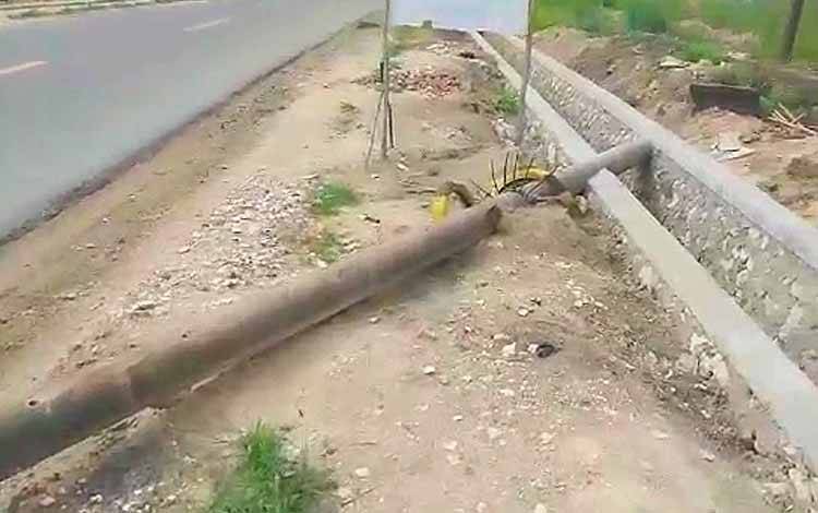 PLN Segera Singkirkan Tiang Listrik yang Melintang di Bahu Jalan