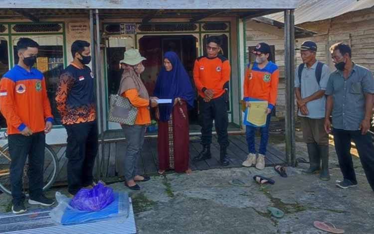 BPBD Kapuas Salurkan Bantuan Warga Terdampak Puting Beliung di Handiwung