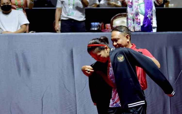 Jaket Berlambang Garuda Tanda Kenangan Menpora untuk Greysia Polii