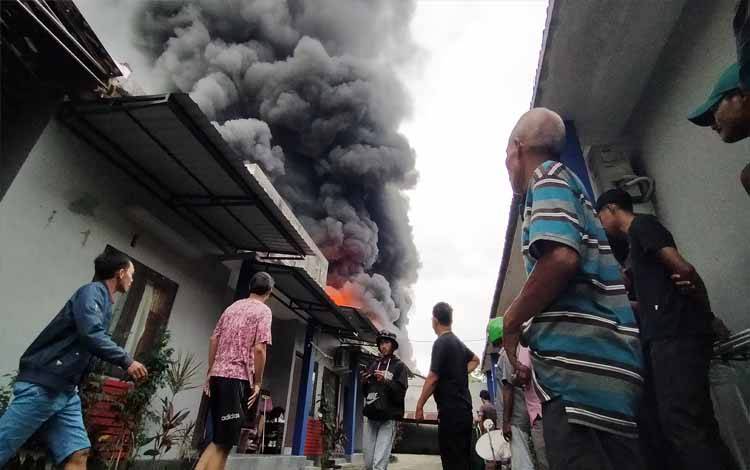 Terbakarnya Gudang di Jalan H Anang Sentawi Bikin Geger Masyarakat Sampit