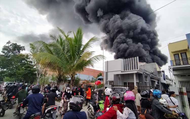 Jalan Suprapto Selatan Macet Akibat Pengendara Motor dan Mobil Tonton Gudang Kelontongan Terbakar