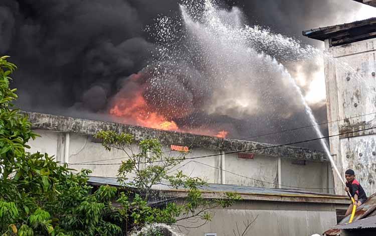 Isi Gudang Tidak Hanya Barang Kelontongan, Tapi Juga Korek Api Gas