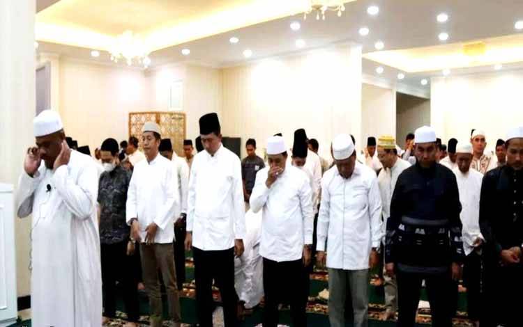 Bupati Barito Utara Bersama Calon Haji Gelar Syukuran Keberangkatan