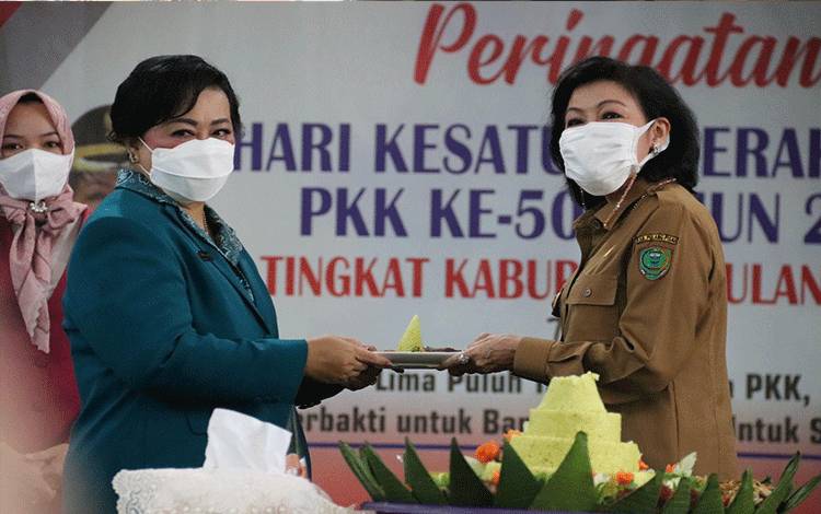 Taty Narang Hadiri Peringatan Hari Kesatuan Gerakan PKK