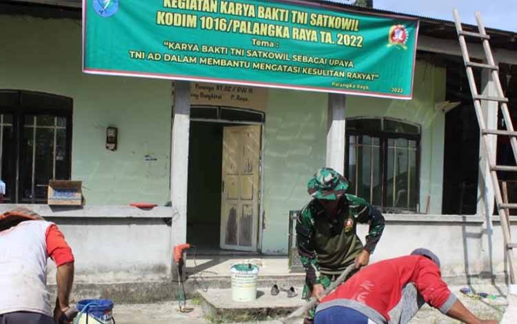 Personel Kodim Palangka Raya Bantu Perbaiki Musala