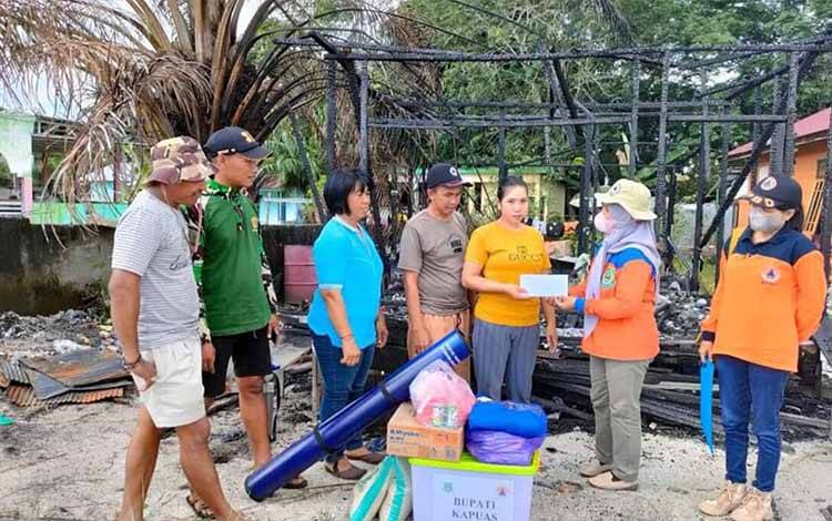 BPBD Kapuas Salurkan Bantuan untuk Warga Terdampak Kebakaran Rumah