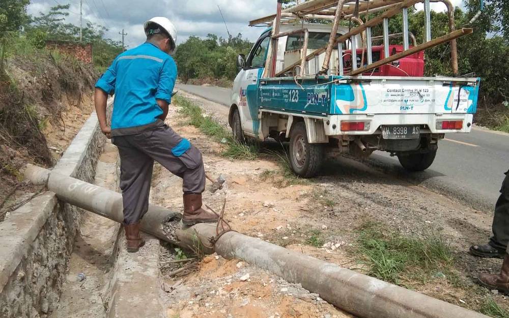 PLN Singkirkan Tiang Listrik Bekas yang Melintang di Bahu Jalan