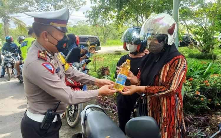 Pengendara Tertib Berlalulintas Diberi Hadiah Minyak Goreng