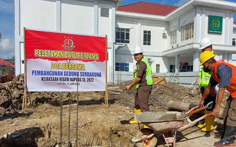 Kajari Kapuas Lakukan Peletakan Batu Pertama Dimulainya Pembangunan Gedung Serba Guna