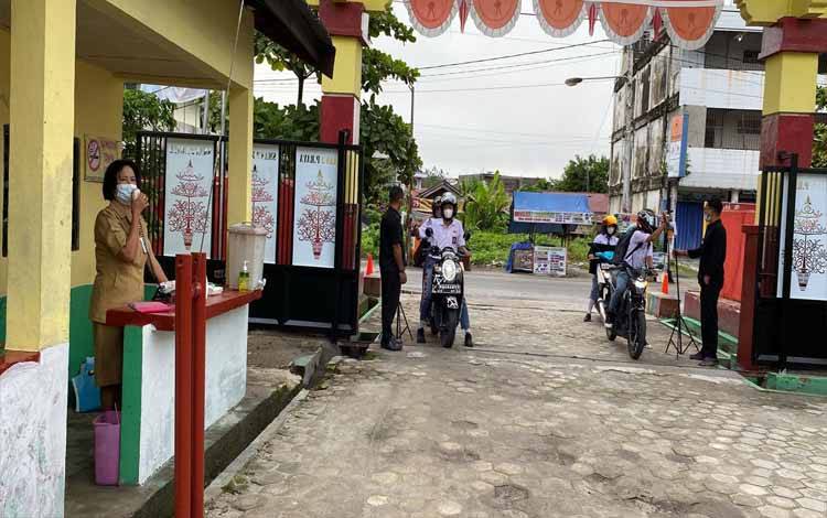 Setiap Pagi, Siswa Siswi SMAN 2 Palangka Raya Wajib Patuhi Prokes