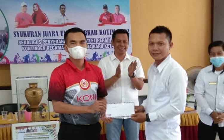 Kecamatan Mentawa Baru Ketapang Bagikan Bonus untuk Atlet Peraih Medali Porkab Kotim