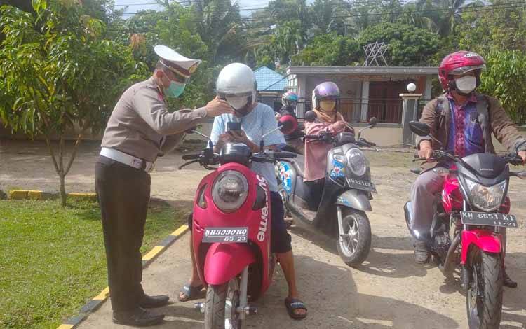 Satlantas Polres Barito Timur Gelar Razia Vaksin di Tamiang Layang