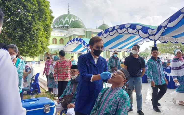 Jemaah Calon Haji Kapuas Jalani Pemeriksaan PCR sebelum Diberangkatkan