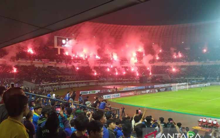 Piala Presiden Terancam Tak Berlanjut di GBLA jika ada Flare saat Laga