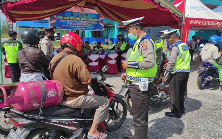Polres Katingan Bagikan Helem dan Servis Oli Gratis saat Operasi Patuh Telabang