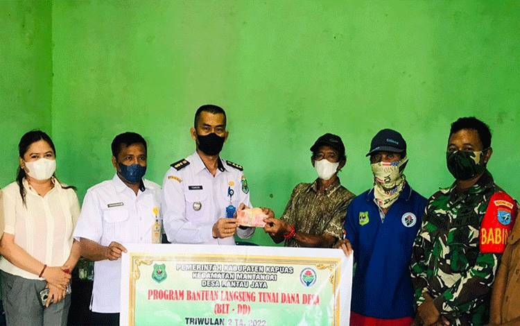 Hadiri Penyaluran BLT DD di Rantau Jaya, Ini Pesan Camat Mantangai