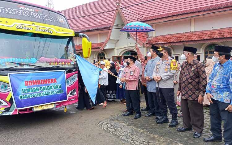 Wabup Barito Timur Lepas Keberangkatan Calon Haji