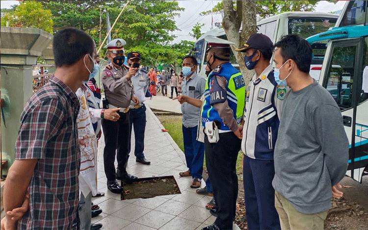 Kasat Lantas Polres Kapuas Beri Imbauan Ini Kepada Pengemudi Bus Pembawa Jemaah Calon Haji