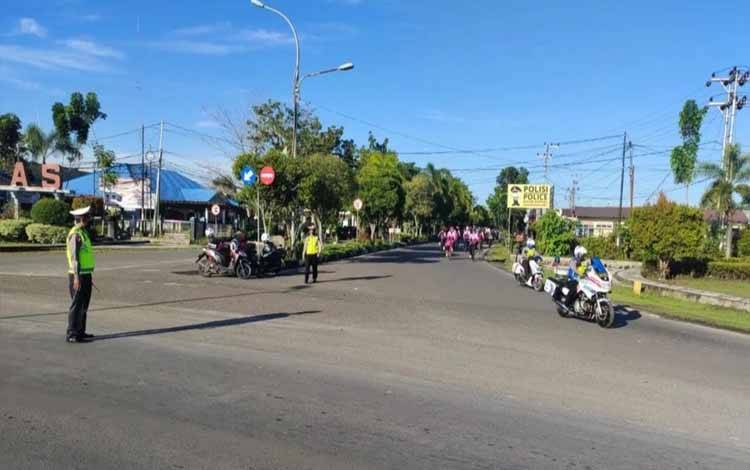 Satlantas Polres Kapuas Lakukan Pengamanan dan Pengawalan Jalur fun Bike HUT Bhayangkara