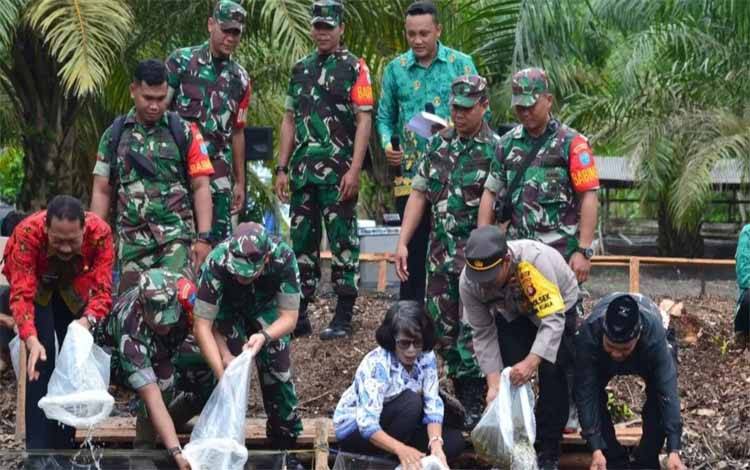 Dukung Program Ketahanan Pangan, Kodim Kuala Kapuas Tebar Benih Ikan di Desa Sidorejo