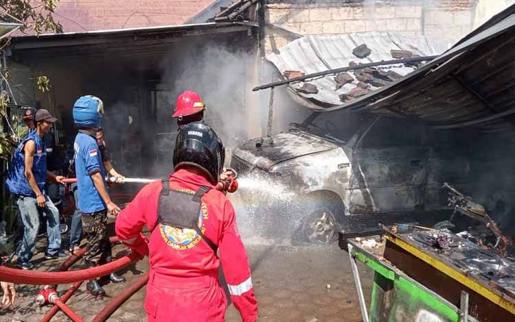 Kebakaran Rumah Hanguskan Mobil dan Motor di Pangkalan Bun