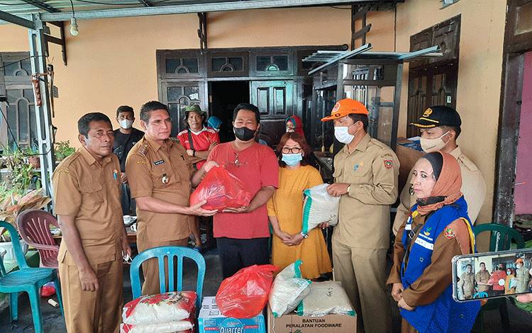 Pj Bupati Kobar Kunjungi Korban Kebakaran