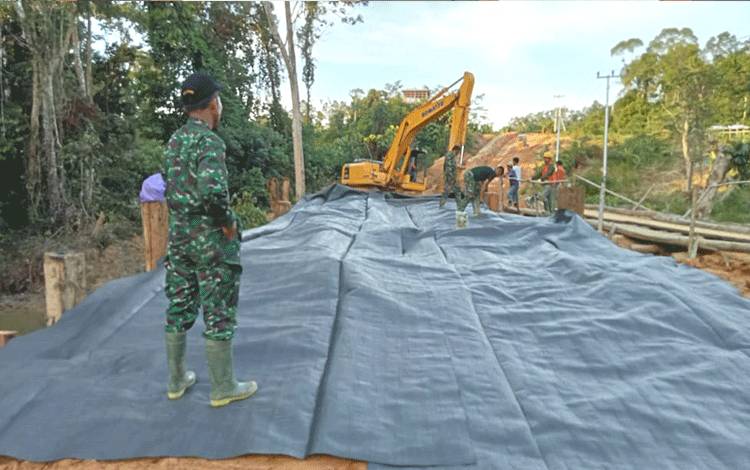 Bantu Kesulitan Warga, Kodim 1013 Muara Teweh Perbaiki Jembatan Sungai Loan Km 32