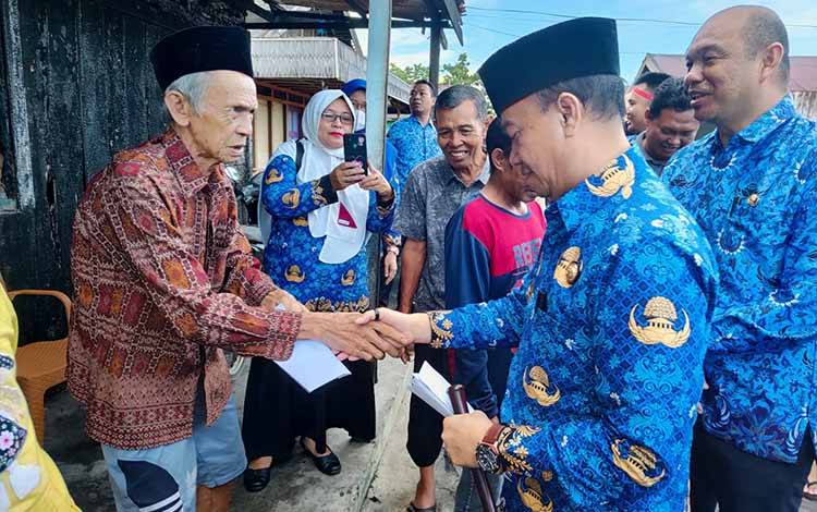 Bupati Seruyan Serahkan Bantuan untuk Warga Terdampak Kebakaran
