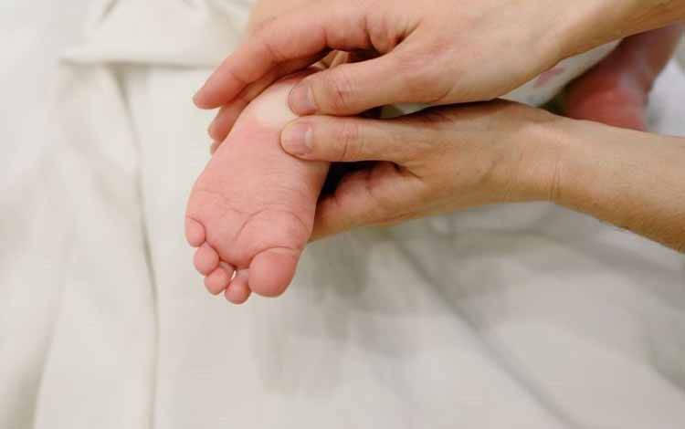 Kurir Selamatkan Nyawa Bayi yang Ditemukan Terbungkus Plastik Hitam