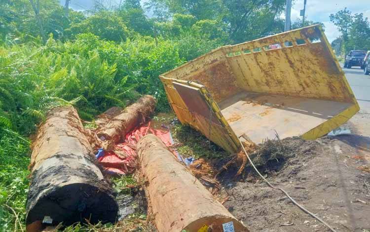 Truk Muat Kayu Log Terbalik di Palangka Raya