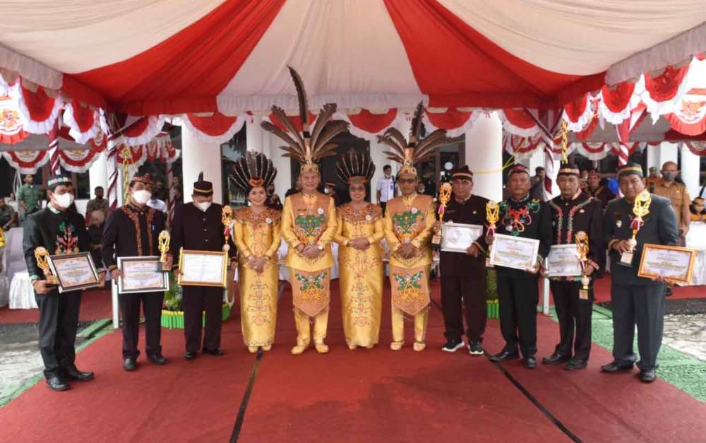 Bupati Gumas Serahkan Hadiah Lomba Kebersihan dan Keindahan Kantor