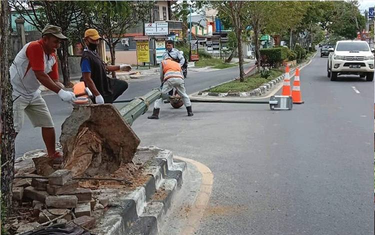 Rusak dan Bahayakan Pengguna Jalan, 3 Unit PJU Dibongkar