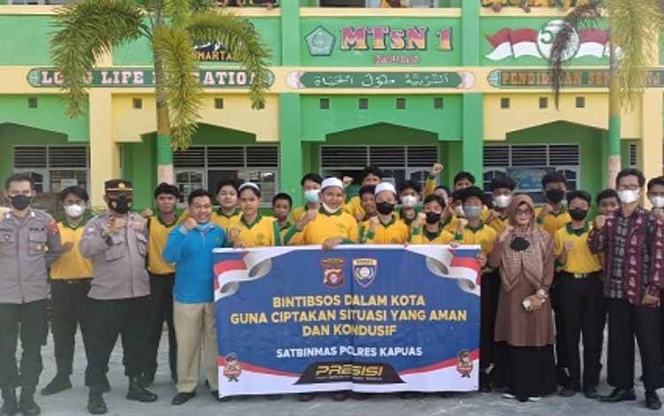 Satbinmas Beri Wawasan Pelajar MTsN 1 Kapuas Bijak Bermedsos dan Tertib Lalu Lintas?