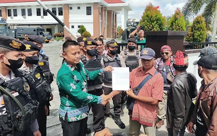 Puluhan Massa Gelar Aksi Damai Tolak Vonis Lepas Kades Dadahup