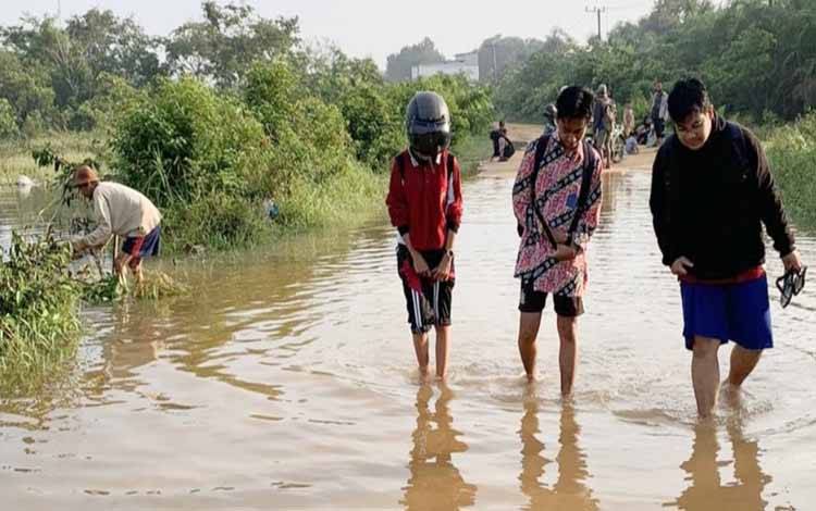 Jalan Penghubung Desa Rungun - Kondang Terendam Banjir