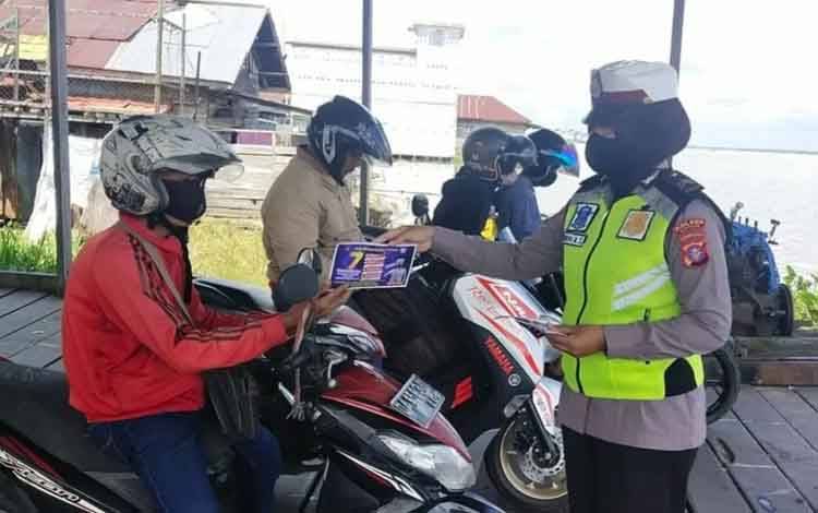 Operasi Patuh Telabang, Polres Kapuas Bagikan Brosur dan Stiker Imbauan Kamseltibcar