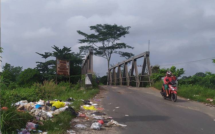 Kawasan Jembatan Patah ini Makin Tak Enak Dipandang Mata