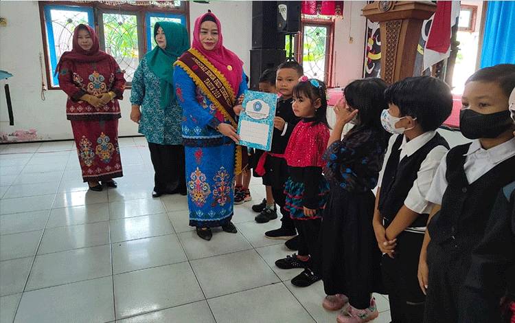 Hadiri Pelepasan Peserta Didik, Ini Pesan Bunda PAUD Seruyan